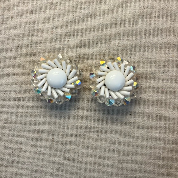 ✨ Vintage White Beaded Clip On Earrings - Picture 3 of 4